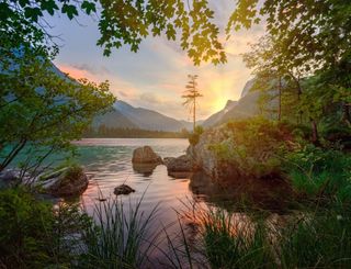 Le lac et les montagnes au coucher du soleil